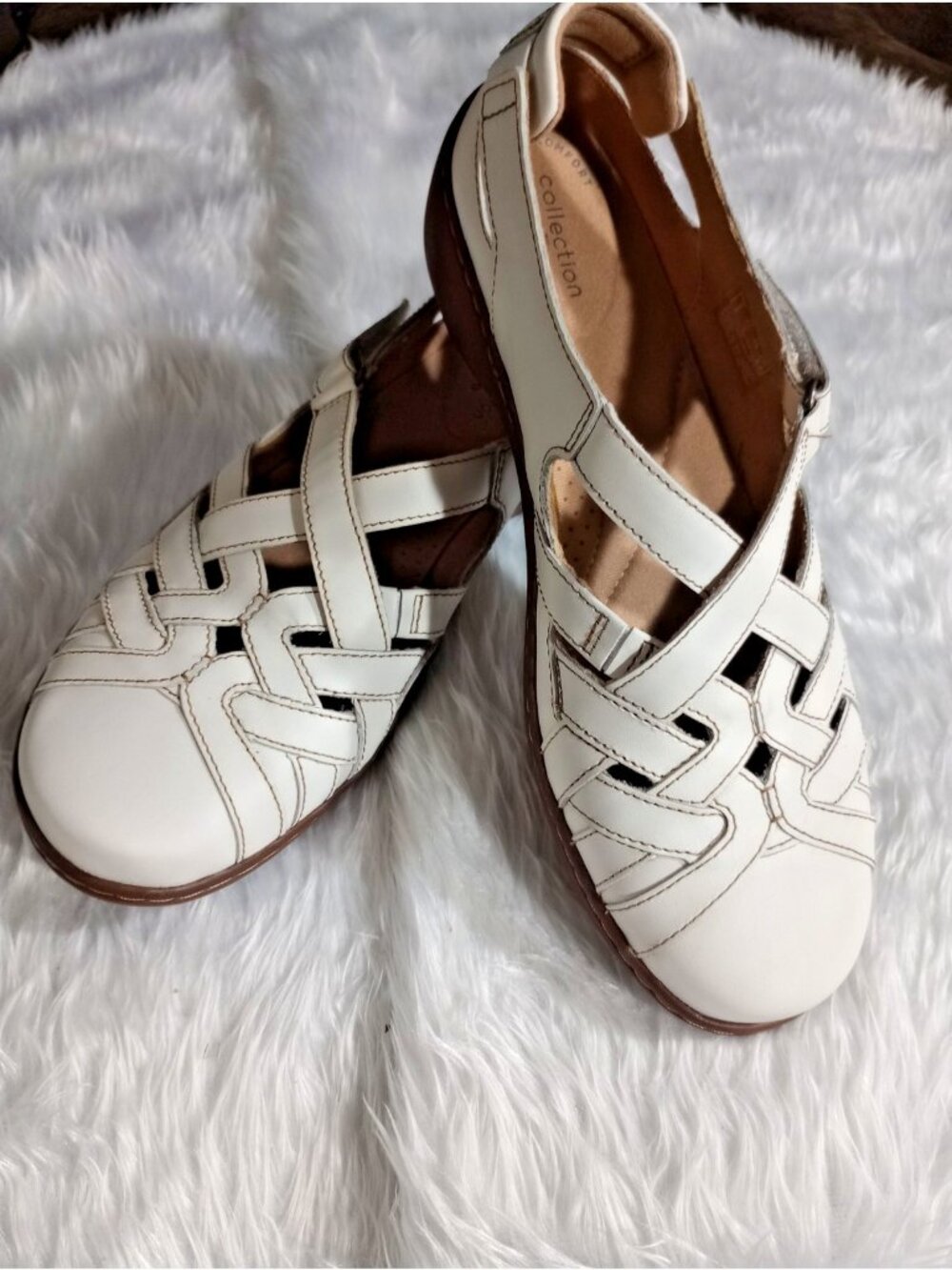 Women’s CLARKS Off White Leather Shoes Size 7.5 W Comfort Criss Cross
